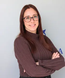 Alicia Granell, experta en revisar la documentación necesaria para vehículos en Cuenca