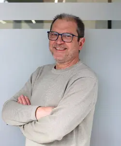 Antonio Fernández, técnico especializado en la gestión de bajas oficiales de vehículos en Cuenca