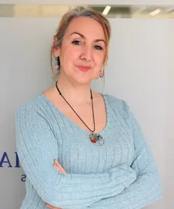 Jessica Jiménez, profesional especializada en la valoración financiera de automóviles en Cuenca